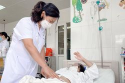 Bé gái bị đa chấn thương nguy kịch, phổi trắng xóa phải đặt ECMO