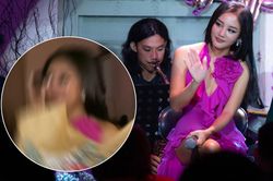 Văn Mai Hương bật khóc, liên tục lau nước mắt trong đêm nhạc của mình: Chuyện gì đây?