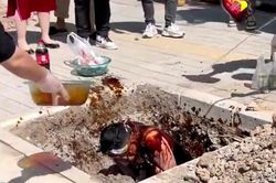 Dân mạng ngán ngẩm cảnh chú rể bị đổ đậu phụ thối lên người 'theo phong tục'