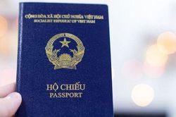 Đại sứ quán Mỹ: Hộ chiếu mới bìa màu xanh tím than phải có bị chú về nơi sinh