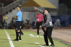 HLV Trương Việt Hoàng từ chức sau trận TPHCM thua Sài Gòn FC