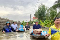 Nhiều nơi ở Quỳnh Lưu vẫn đang bị cô lập trong nước lũ