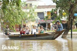 Khách nước ngoài lội nước, đi thuyền ngắm Hội An