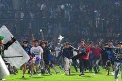 Bạo loạn kinh hoàng khiến ít nhất 127 người thiệt mạng tại Indonesia