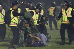 Toàn cảnh vụ bạo loạn khiến hơn 120 người thiệt mạng tại Indonesia