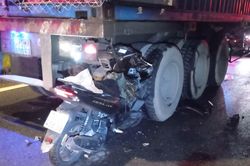 Tông vào đuôi xe container đang dừng đèn đỏ, một người chết