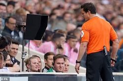 Nhiều ngôi sao ở Premier League kêu gọi bỏ VAR