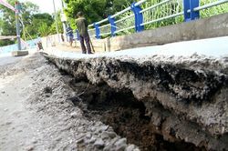 Đường dẫn lên cầu Bãi Cháy bị sạt lở