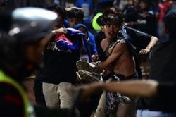 Chủ tịch FIFA: Thảm kịch tại sân vận động ở Indonesia là 'ngày đen tối' đối với thể thao
