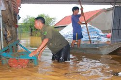 Người dân cạnh sông Giăng lo sợ lũ tiếp tục đổ về