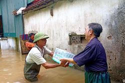 Nghệ An: Nước rút chậm, hàng ngàn hộ dân vùng hạ du vẫn bị chia cắt