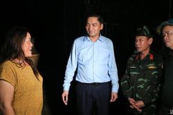 Phó Bí thư Tỉnh ủy Hoàng Nghĩa Hiếu chỉ đạo sơ tán người dân Kỳ Sơn khỏi vùng nguy hiểm ngay trong đêm