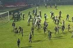 Indonesia: Cảnh sát nói lý do dùng hơi cay trong vụ giẫm đạp ở sân bóng đá, ít nhất 127 người thiệt mạng