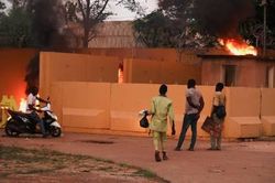 Người biểu tình đốt Đại sứ quán Pháp tại Burkina Faso