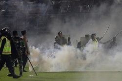 Vụ gần 130 người chết tại SVĐ ở Indonesia: 2 đội bóng là 'đối thủ truyền kiếp'