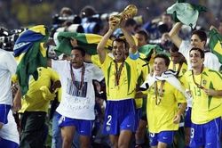 Cổ động viên Brazil quay lưng với sắc áo vàng