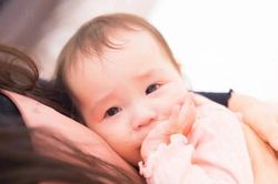 Mẹ ở Nhật treo biển 'cấm chạm' vì người lạ tự ý hôn, nựng con mình