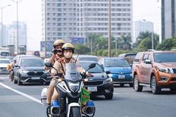Phát hiện hơn 40 xe ô tô đi vào làn khẩn cấp trong 1 tuần