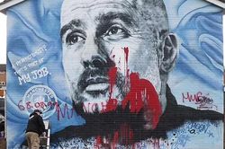 Bức tranh vinh danh Pep Guardiola bị CĐV MU phá hoại