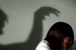 Hiếp dâm bé gái hàng xóm đến lần thứ 3 thì bị vợ phát hiện
