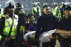 Cầu thủ Arema FC, giải VĐQG Indonesia: Tôi tận mắt thấy 7,8 người nằm chết trong phòng thay đồ