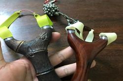 Mâu thuẫn chuyện đổ rác, hai người đàn ông dùng súng cao su bắn nhau gây thương tích