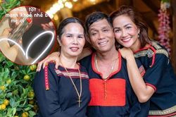 Bận đi công tác, H'Hen Niê đưa cả sấp tiền mặt cho ba mẹ đi khám bệnh