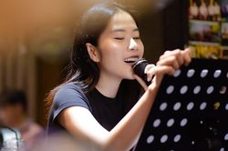 Nam Em hát ca khúc tự sáng tác khiến khán giả tấm tắc khen ngợi: 'Có sắc có tài'