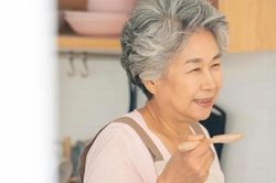 Ngày trở về quê, mẹ chồng cho vàng nhưng tôi không dám nhận