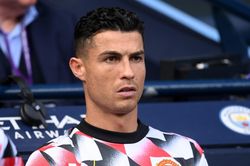 Roy Keane: Thật lố bịch khi Erik ten Hag 'giam cầm' Ronaldo trên ghế dự bị