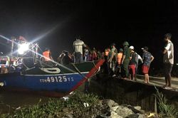 Tàu cá chở 9 ngư dân bị sóng đánh chìm trên vùng biển Thừa Thiên - Huế