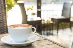 Uống cà phê buổi sáng có nổi mụn không?