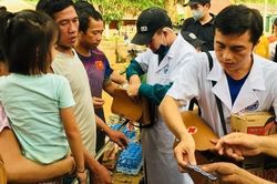 Bác sĩ nơi tâm lũ Kỳ Sơn: Càng mưa lũ, càng phải vào với dân bản