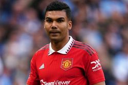 Grealish khiến Casemiro bẽ mặt ở derby Manchester