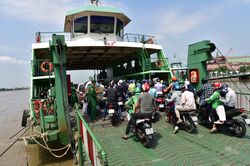 Đình chỉ Phó giám đốc quản lý phà Cát Lái