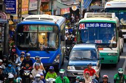 Tiếp viên xe buýt TP.HCM ép sinh viên Trà Vinh mua vé không trợ giá