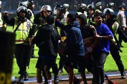 Indonesia ra án phạt cho sự cố vỡ sân