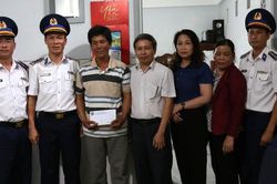 Bộ Tư lệnh Vùng 2 cảnh sát biển hỗ trợ người dân Lý Sơn bị thiệt hại do bão số 4