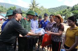 Giám đốc Công an tỉnh Nghệ An trực tiếp chỉ đạo, thăm hỏi, trao quà cho bà con thiệt hại trong trận lũ quét ở huyện Kỳ Sơn
