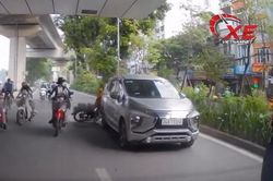 Đi xe máy kiểu 'mắt để trên trời' đâm thẳng vào đuôi ô tô