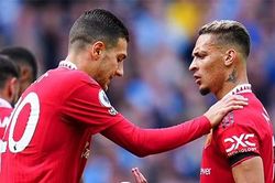 Paul Scholes mỉa mai cặp cánh Sancho, Antony của MU