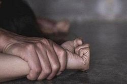 Gửi con gái sang hàng xóm trong lúc đi làm ăn xa, mẹ 'chết điếng' vì con bị xâm hại