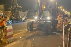 Ngày đầu sửa chữa mặt cầu Thanh Trì