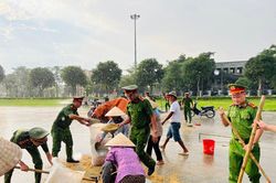 Xúc động hình ảnh cán bộ Công an đội mưa chạy lúa giúp dân