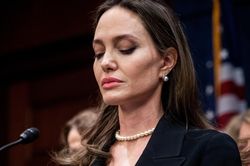Angelina Jolie tố Brad Pitt đánh vào mặt con trên máy bay 6 năm trước