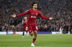 Alexander-Arnold đáp trả chỉ trích bằng 'siêu phẩm' sút phạt
