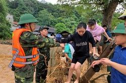 Nghĩa tình quân dân trong lũ dữ