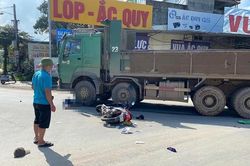 Hòa Bình: Xe máy va chạm ô tô tải, cô gái trẻ tử vong