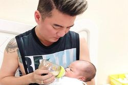 Đàm Vĩnh Hưng khoe ảnh chăm con nhỏ, chuẩn 'ông bố đảm đang'