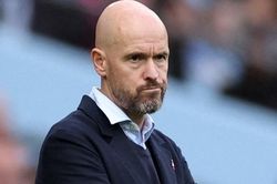 HLV Erik ten Hag bị chỉ trích vì không tin dùng Ronaldo